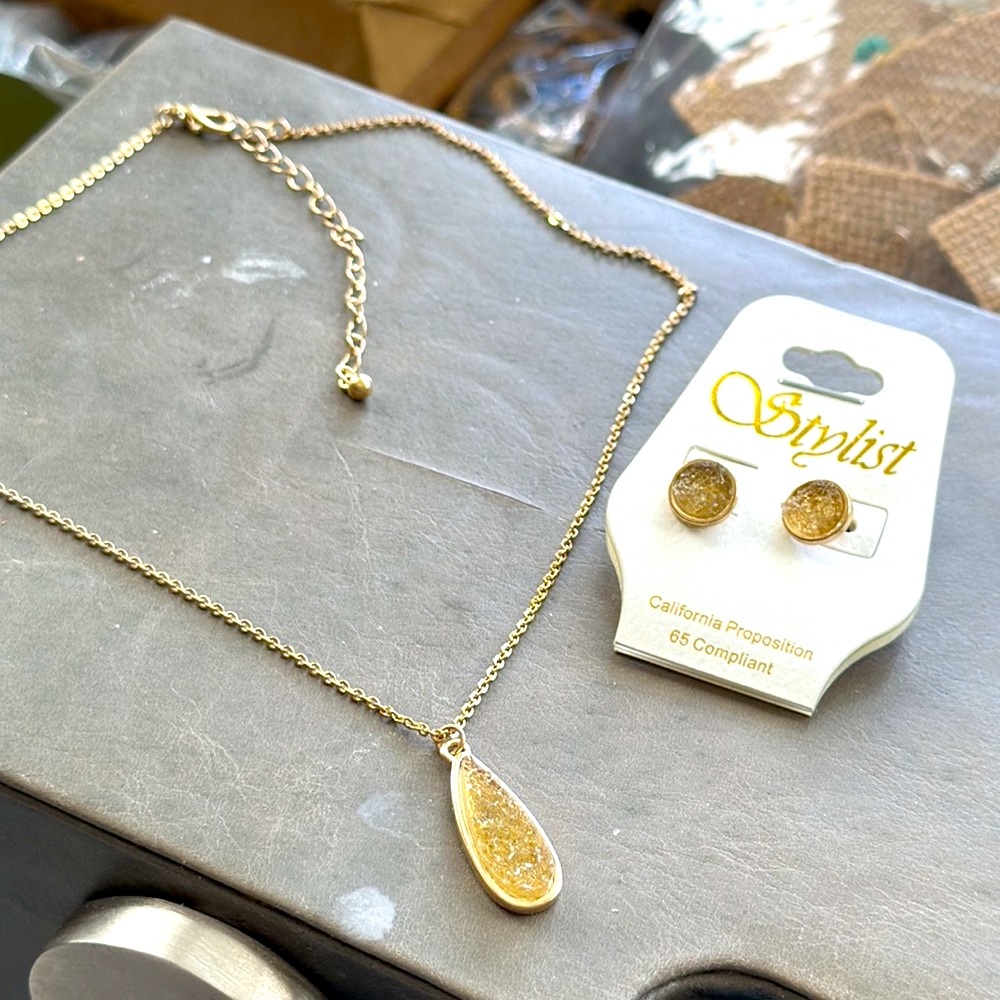 Druzy teardrop pendant set earrings and necklace NWT nice gift gold tone